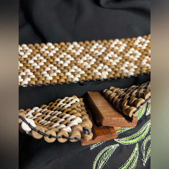 VTG Unique Brown and White Wood beaded stretch belt with wood clasp - Picture 6 of 6